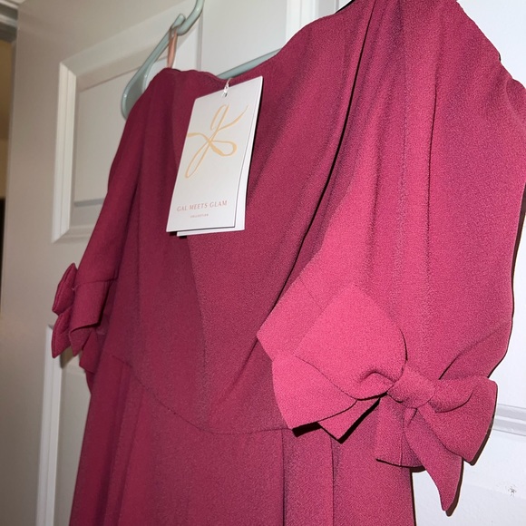 NWT Gal Meets Glam Meredith Magenta Pink Bow Off Shoulder Jumpsuit size 0 - Picture 3 of 5